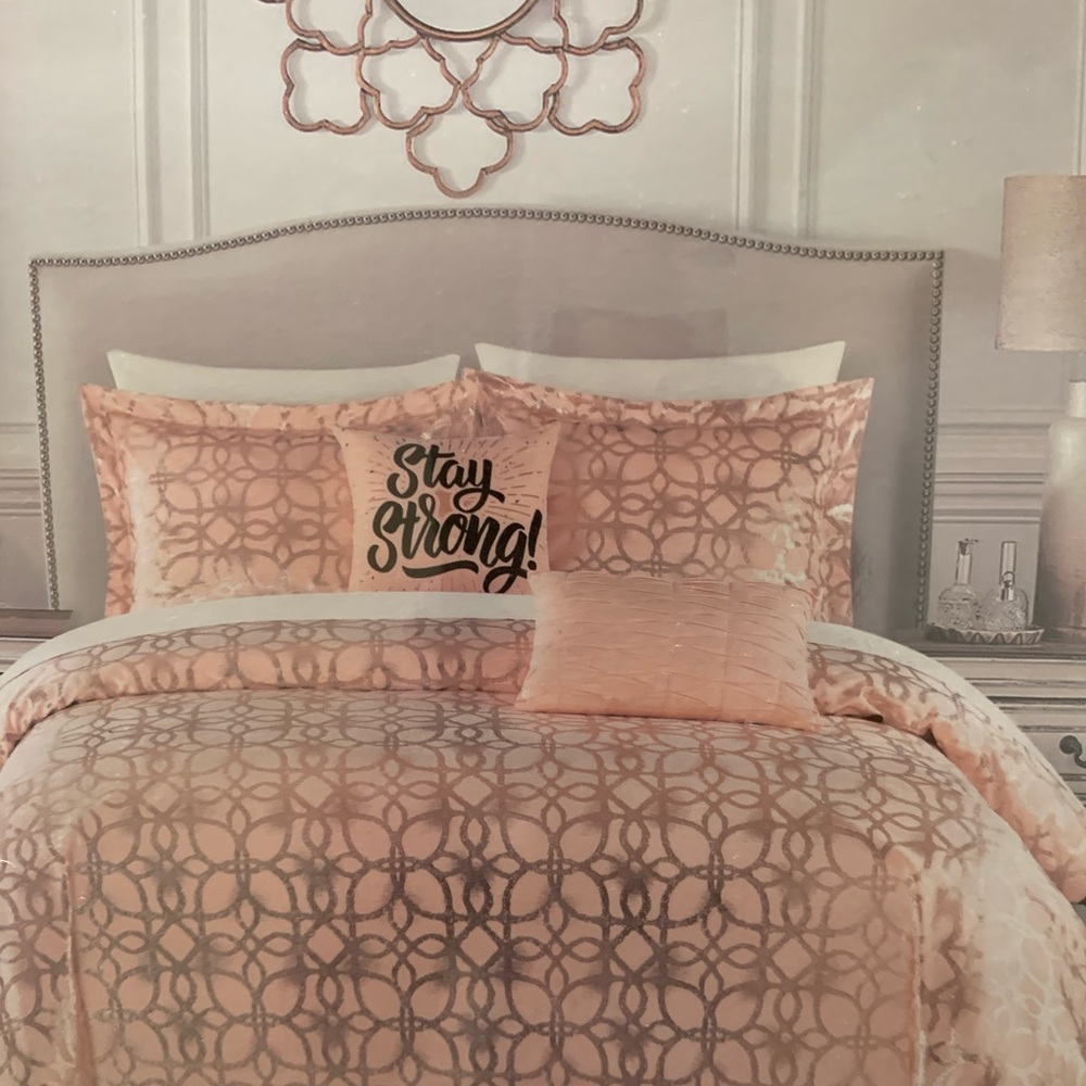 Never Opened Queen Comforter,Two Shams , Two Decoration Pillows